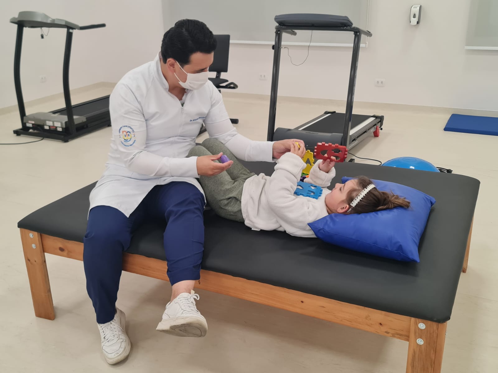 Entrega de cadeira de rodas a beneficiário